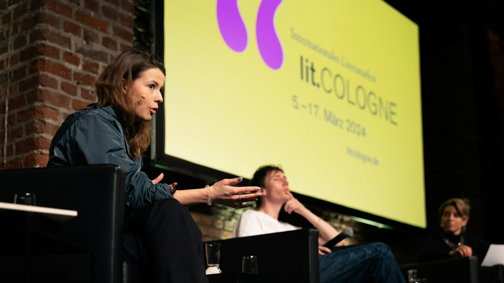 Klimaaktivistin Luisa Neubauer (l.), Soziologe Nikolaj Schultz und Moderatorin Stephanie Rohde sprachen auf der lit.Cologne 2024 über die moralischen Dilemmas in der Klimakrise.