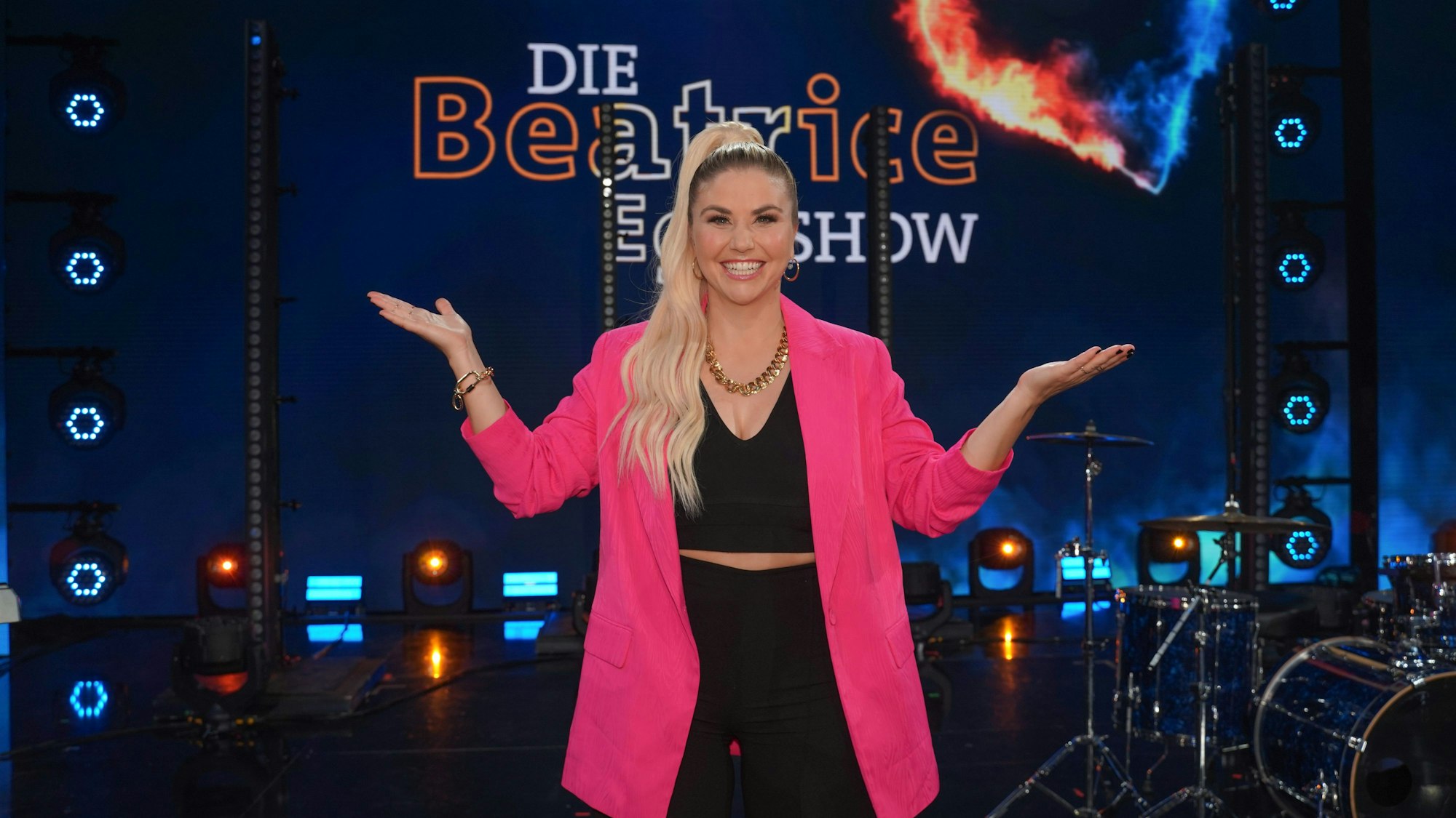 Die Sängerin Beatrice Egli steht nach der Aufzeichnung ihrer Show.