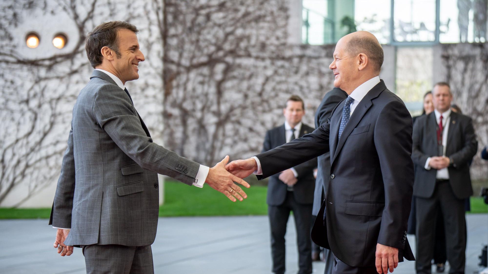 Bundeskanzler Olaf Scholz (SPD, r) begrüßt Emmanuel Macron, Präsident von Frankreich.