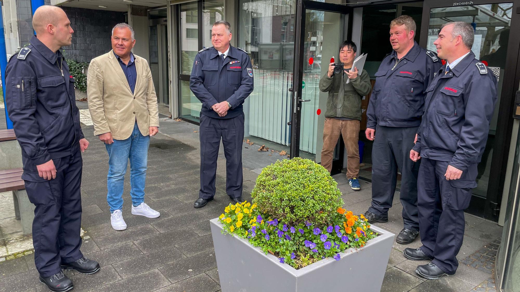 Überraschung: Kameraden der Freiwilligen Feuerwehr überraschten am Freitagmittag vor dem Leichlinger Rathaus die neue und alte Wehrleitung um Andreas Hillecke (3.v.l), Björn Heitmann (2.v.r) und Gunther Wagner (r.), die sich vorher bei Bürgermeister Steffes (2.vl.) die offiziellen urkunden abgeholt hatten.