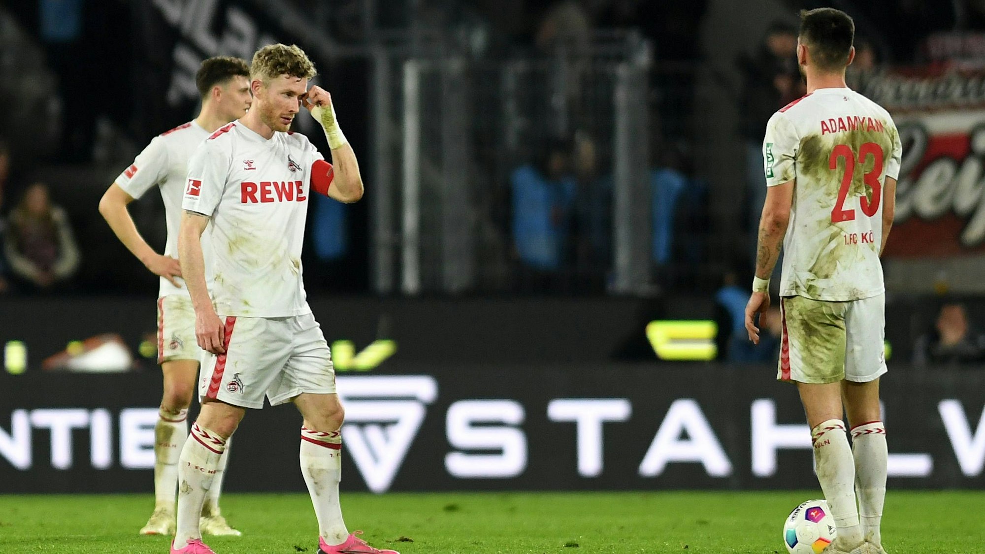 Kainz und Adamyan am Anstoß