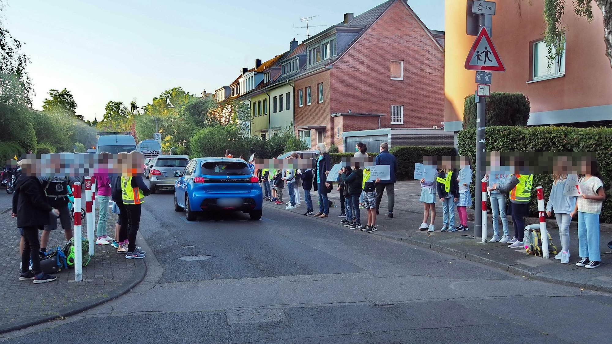 Kinder protestieren gegen das Verkehrschaos vor ihrer Schule.
