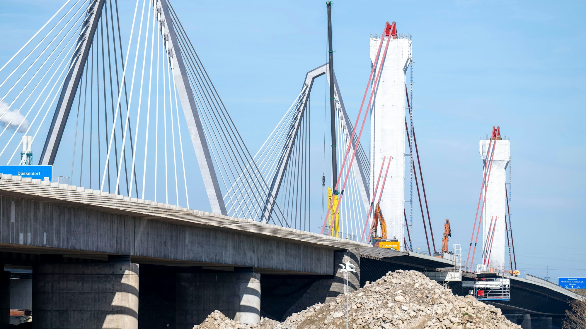 11.03.2024, Köln: Die Abrissarbeiten an der alten Leverkusener Brücke haben begonnen. (Autobahnbrücke Leverkusen). Der im Februar 2024 begonnene Rückbau soll etwa ein Jahr lang dauern. Dann entsteht hier der zweite Teil der neuen Rheinbrücke. Foto: Uwe Weiser