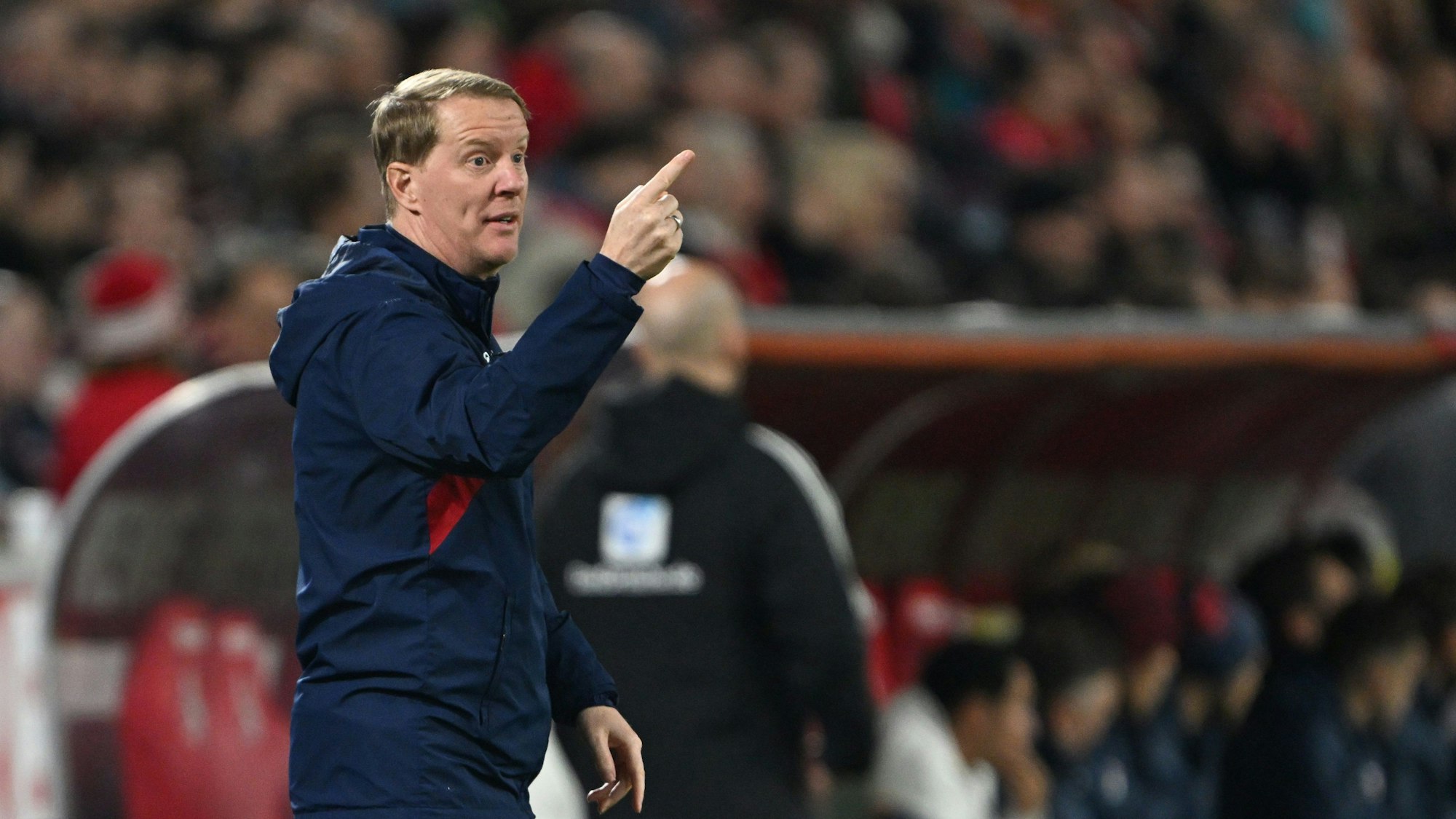 Schultz zeigt mit seinem Zeigefinger nach vorne.