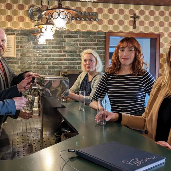 In der Gaststätte Watteler in der Baugruppe Marktplatz Rheinland stehen Museumschef Dr. Carsten Vorwig und Daniel Manner an der Zapfanlage. Margarethe Becker, Ann Heinen und Alina Hilbrecht (v.l.) stehen an der Theke.