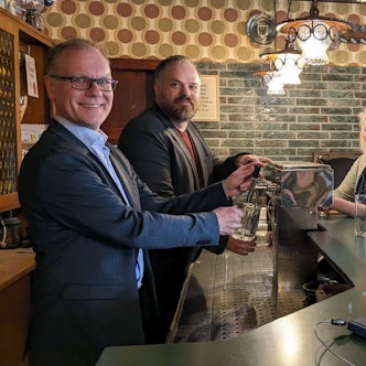In der Gaststätte Watteler in der Baugruppe Marktplatz Rheinland stehen Museumschef Dr. Carsten Vorwig und Daniel Manner an der Zapfanlage. Margarethe Becker, Ann Heinen und Alina Hilbrecht (v.l.) stehen an der Theke.