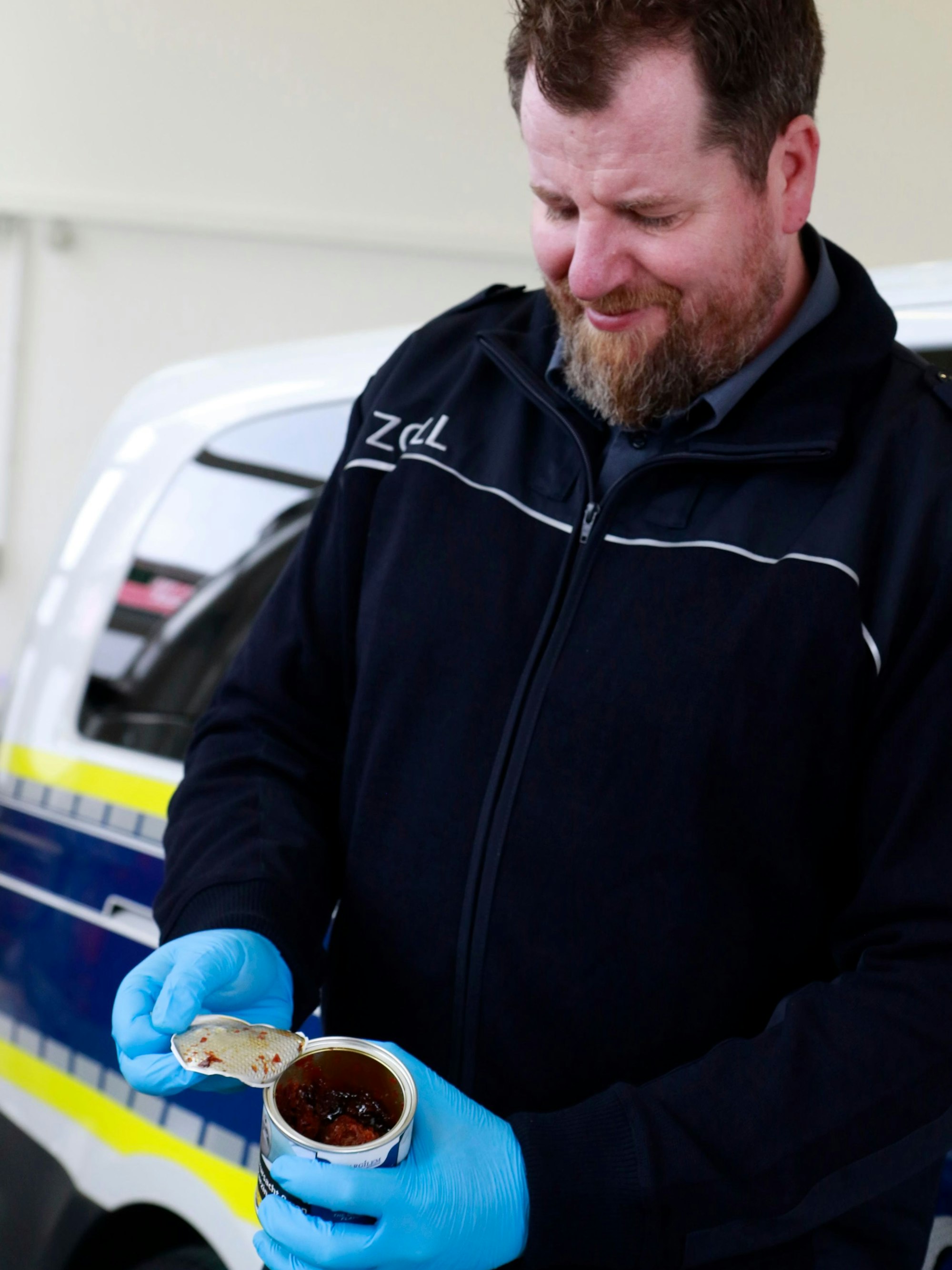 Jens Ahland hält ein beschlagnahmtes Tabakprodukt in die Kamera.