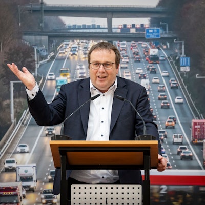 15.03.2024, Nordrhein-Westfalen, Düsseldorf: Verkehrsminister Oliver Krischer (Grüne), Ministerium für Umwelt, Naturschutz und Verkehr, spricht bei der Konferenz des NRW-Verkehrsministeriums zur Infrastruktur im Land. Die «Sanierungsoffensive Straßeninfrastruktur» will unter anderem rund 400 Brücken des Landes innerhalb der nächsten zehn Jahre durch Neubauten ersetzen. Foto: Christoph Reichwein/dpa +++ dpa-Bildfunk +++
