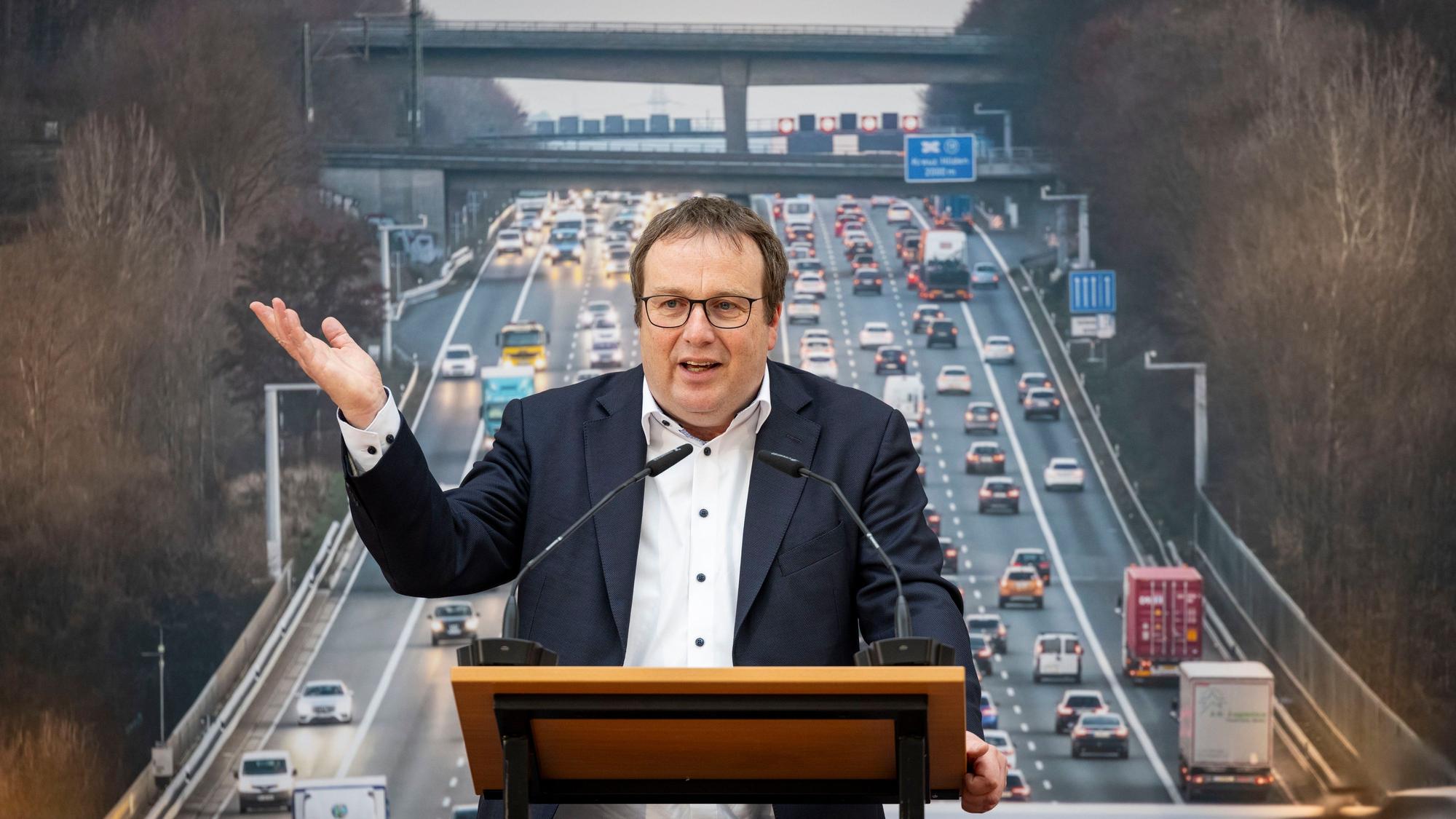 Verkehrsminister Oliver Krischer (Grüne), Ministerium für Umwelt, Naturschutz und Verkehr, spricht bei der Konferenz des NRW-Verkehrsministeriums zur Infrastruktur im Land.