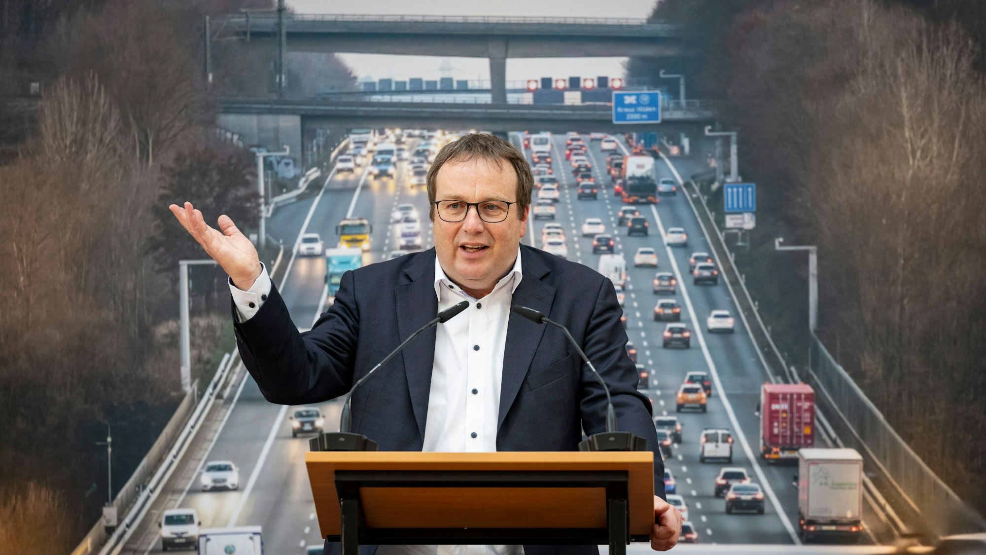 Verkehrsminister Oliver Krischer (Grüne), Ministerium für Umwelt, Naturschutz und Verkehr, spricht bei der Konferenz des NRW-Verkehrsministeriums zur Infrastruktur im Land.