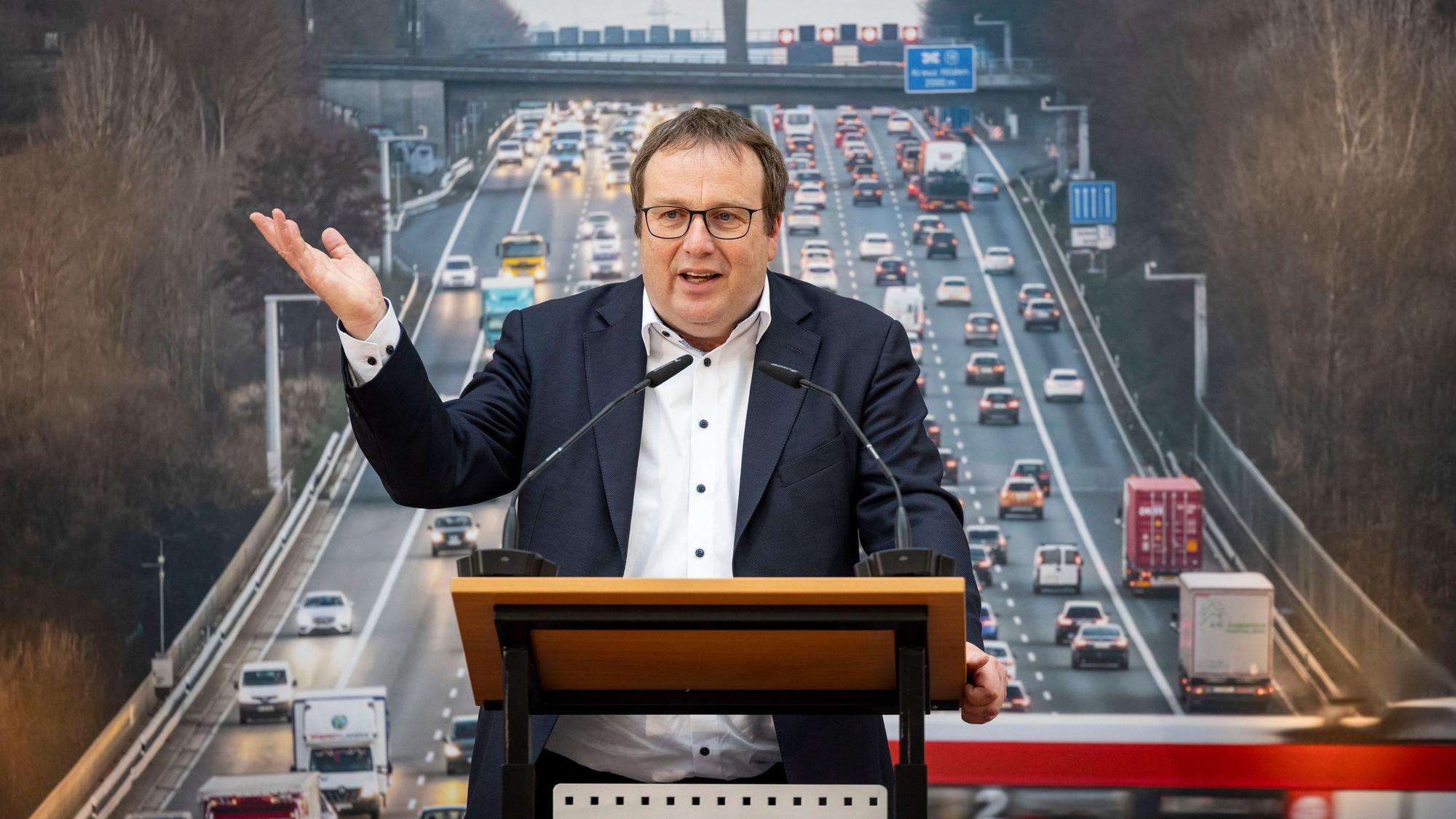 Oliver Krischer (Grüne), Ministerium für Umwelt, Naturschutz und Verkehr, spricht bei der Konferenz des NRW-Verkehrsministeriums zur Infrastruktur im Land.