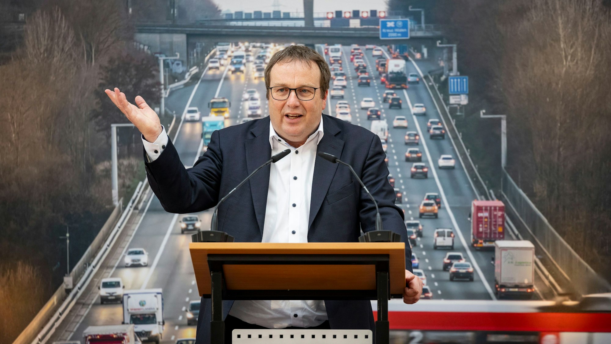 Oliver Krischer (Grüne), Ministerium für Umwelt, Naturschutz und Verkehr, spricht bei der Konferenz des NRW-Verkehrsministeriums zur Infrastruktur im Land.