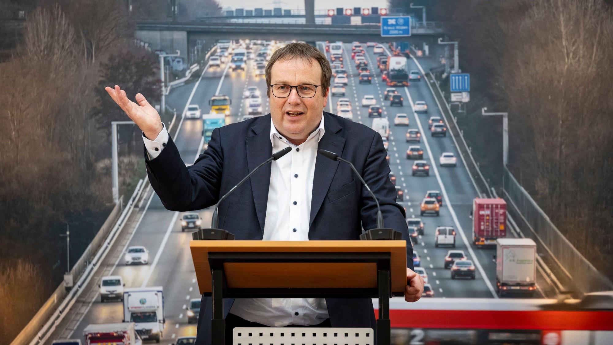 Verkehrsminister Oliver Krischer (Grüne), Ministerium für Umwelt, Naturschutz und Verkehr, spricht bei der Konferenz des NRW-Verkehrsministeriums zur Infrastruktur im Land.