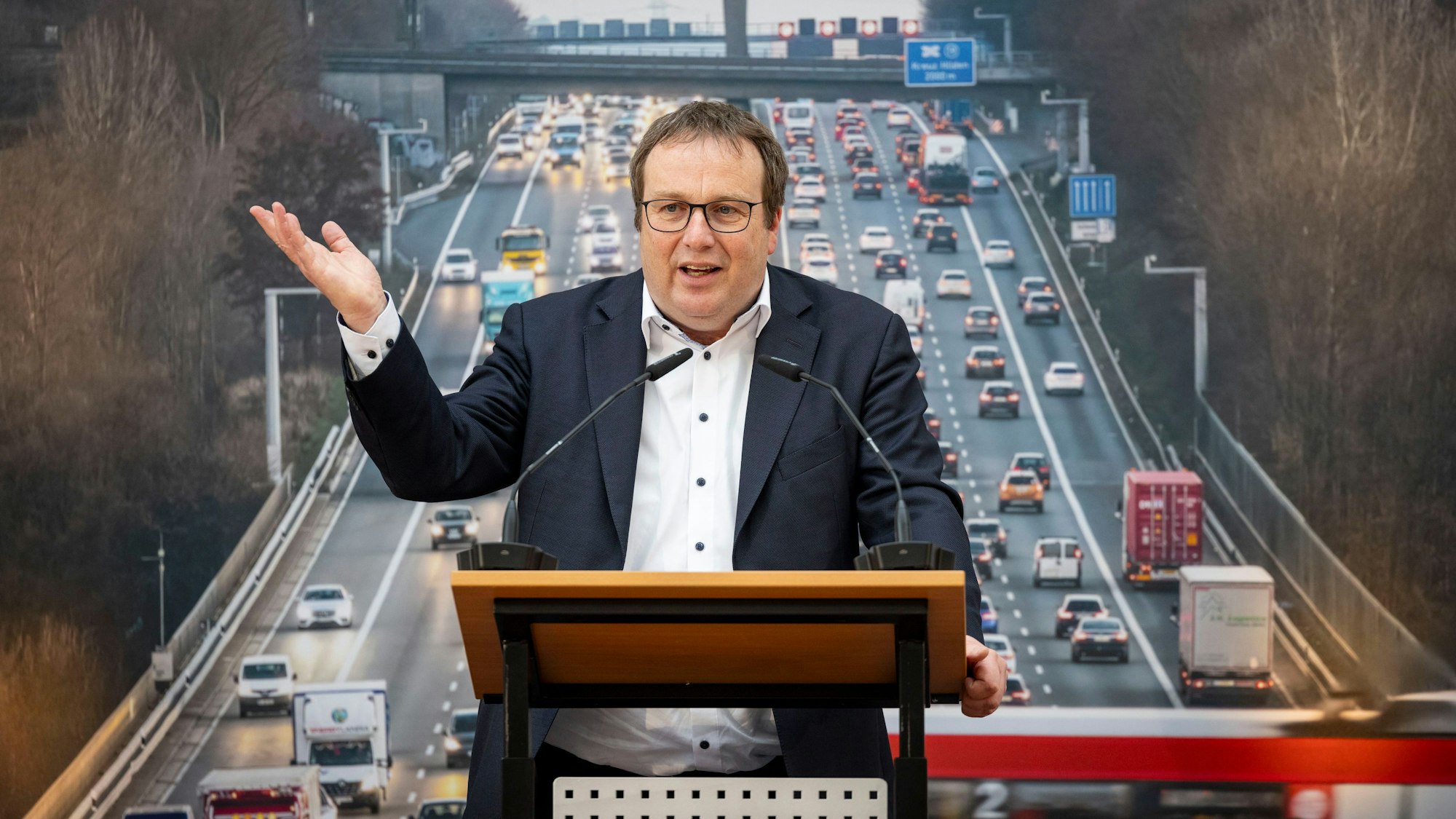 Verkehrsminister Oliver Krischer (Grüne), Ministerium für Umwelt, Naturschutz und Verkehr, spricht bei der Konferenz des NRW-Verkehrsministeriums zur Infrastruktur im Land.