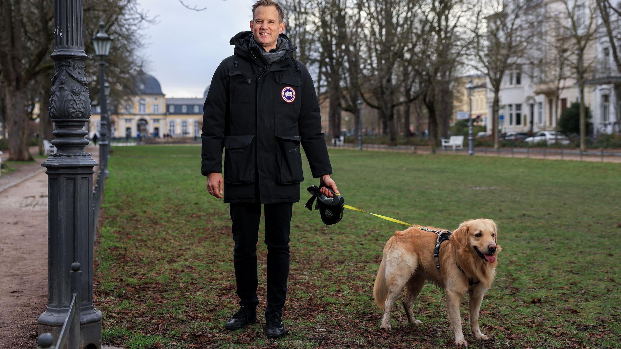 Prof. Dr. med. Hendrik Streeck ist ein deutscher Virologe. Der Mediziner ist seit Oktober 2019 Direktor des Institutes für Virologie am Universitätsklinikum Bonn und war Mitglied des Corona-Expertenrats der Bundesregierung.
Im Bild mit seinem Hund Sam.