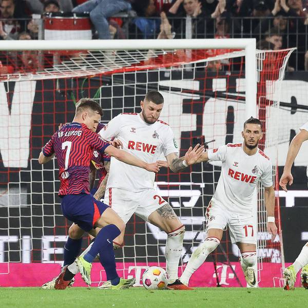 Kölns Jeff Chabot im Zweikampf mit Leipzigs Dani Olmo.