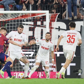 Kölns Jeff Chabot im Zweikampf mit Leipzigs Dani Olmo.
