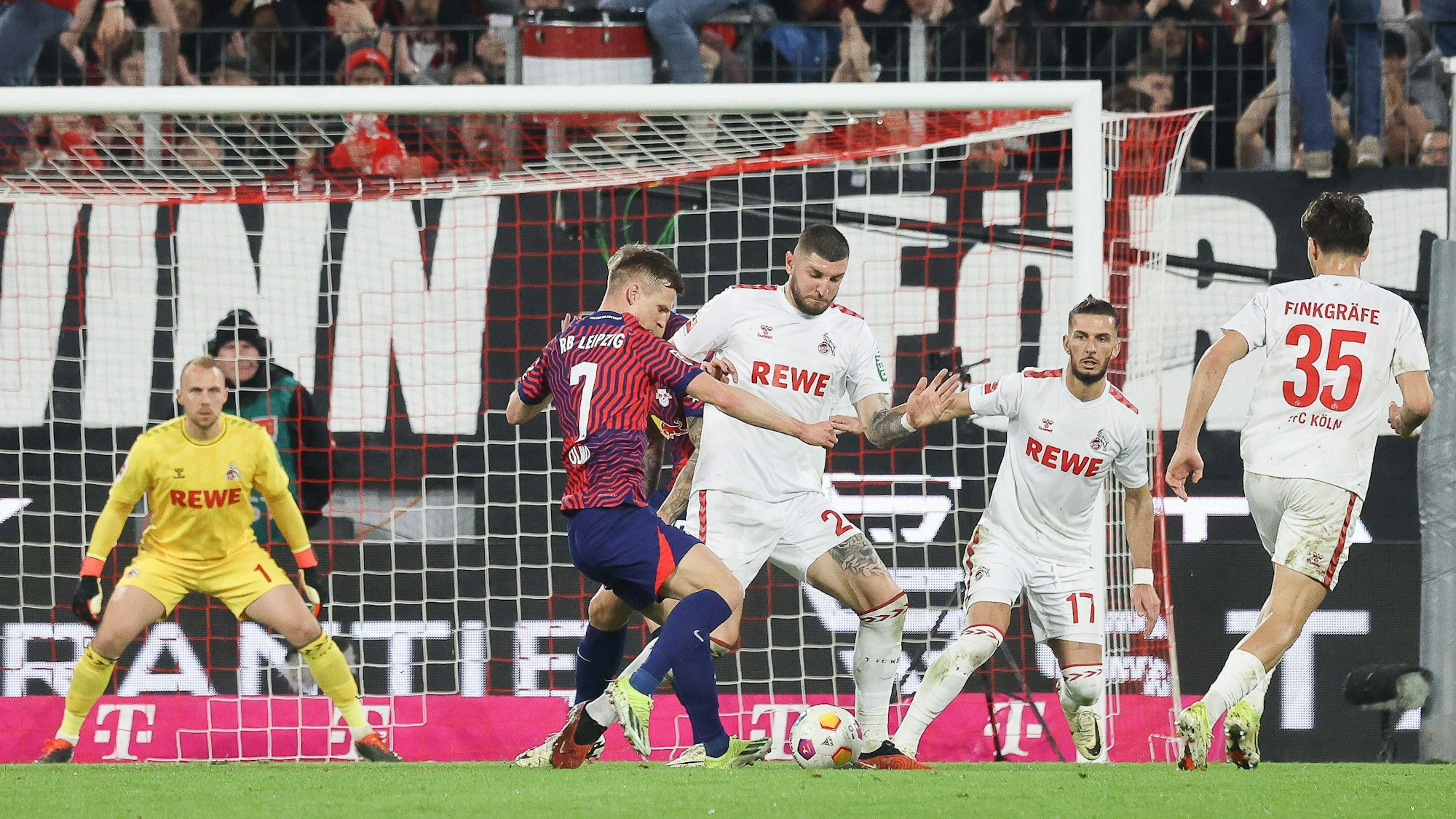 Kölns Jeff Chabot im Zweikampf mit Leipzigs Dani Olmo.