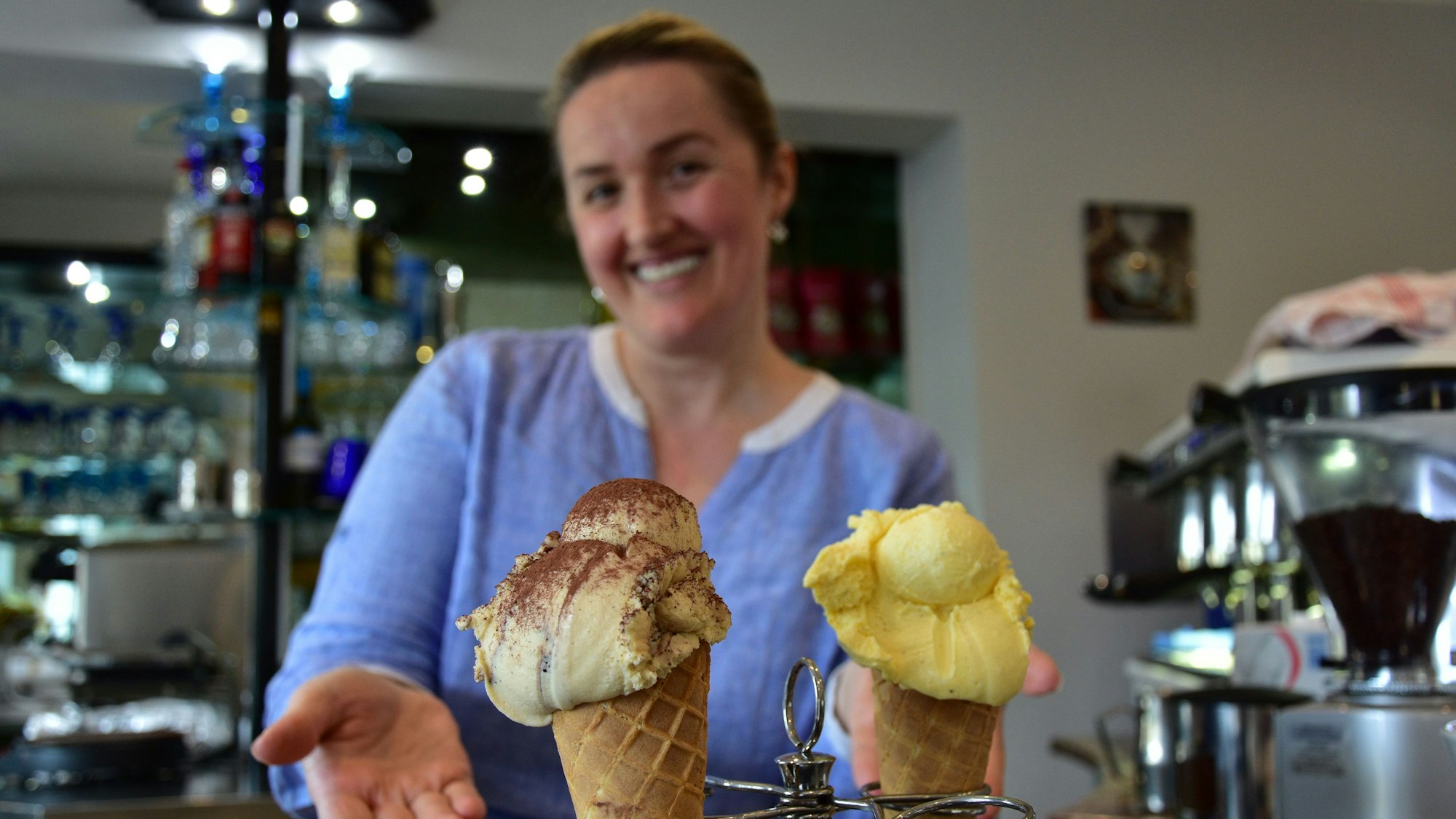 Test Eisdielen, beliebt und besonders: echtes Vanille-Bourbon-Eis (r.) und Tiramisu-Eis. Serviert von Arjana Kozhani (Eiscafé Giardino in Sankt Augustin-Niederpleis)