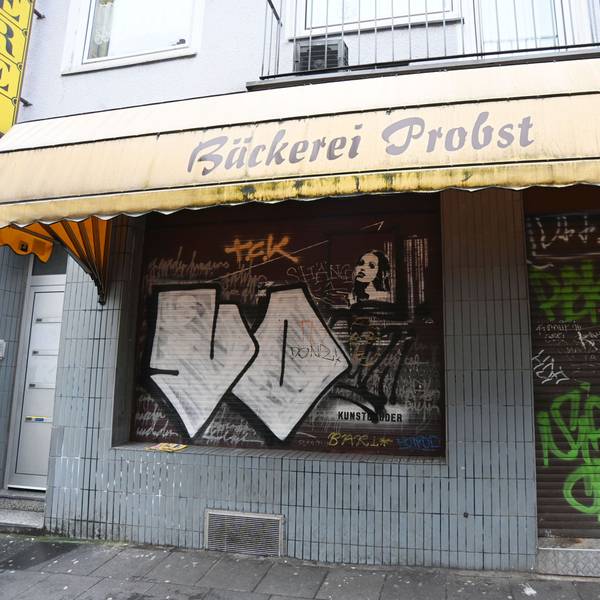 Die Bäckerei Probst von außen mit geschlossenen Rollläden.