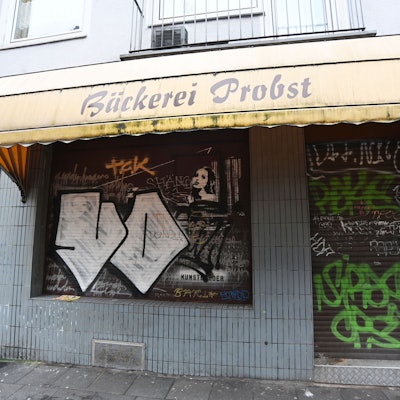 Die Bäckerei Probst von außen mit geschlossenen Rollläden.