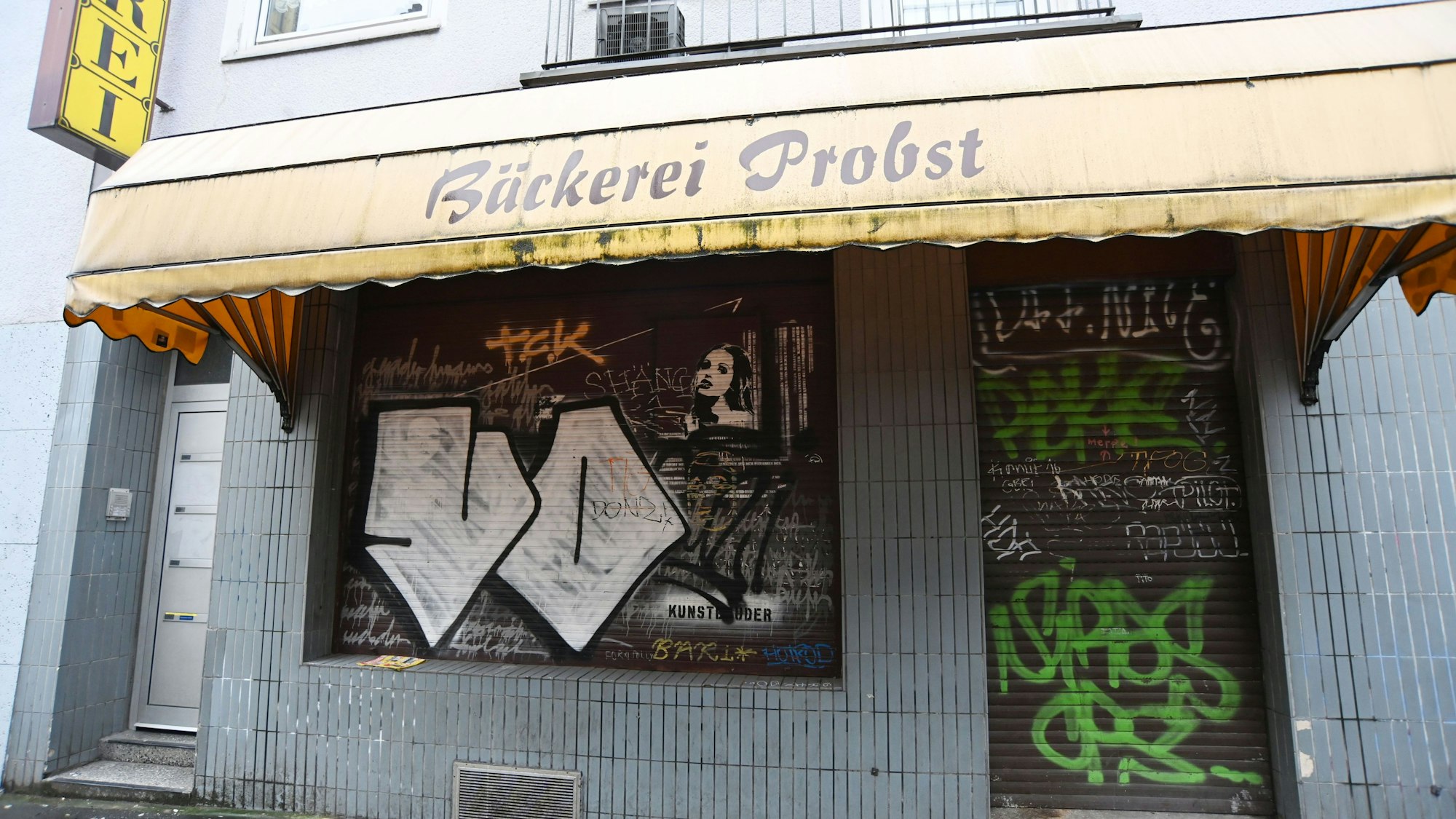 Die Bäckerei Probst von außen mit geschlossenen Rollläden.