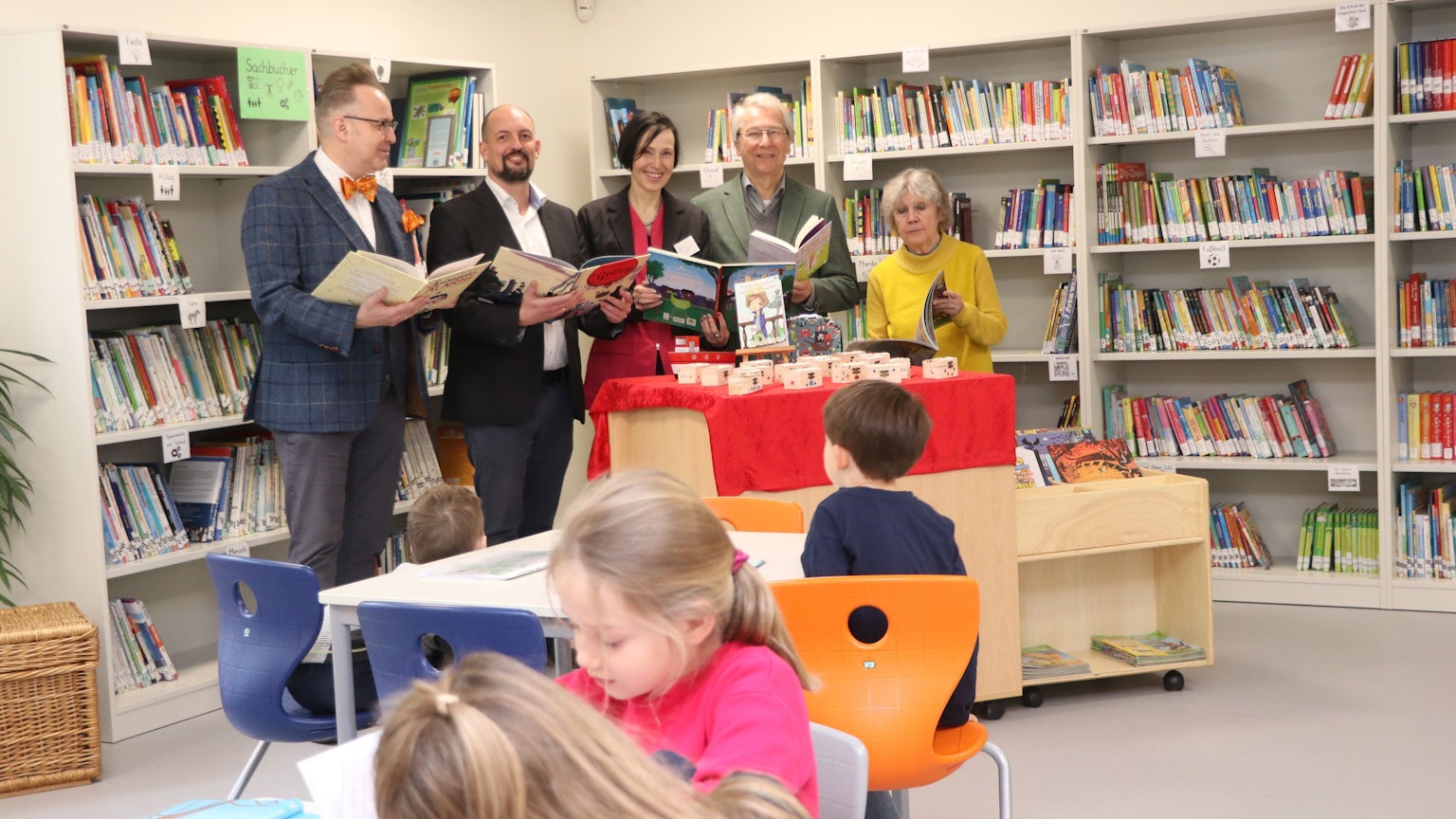 Auf dem Bild ist die Schulleiterin mit Gästen zu sehen.