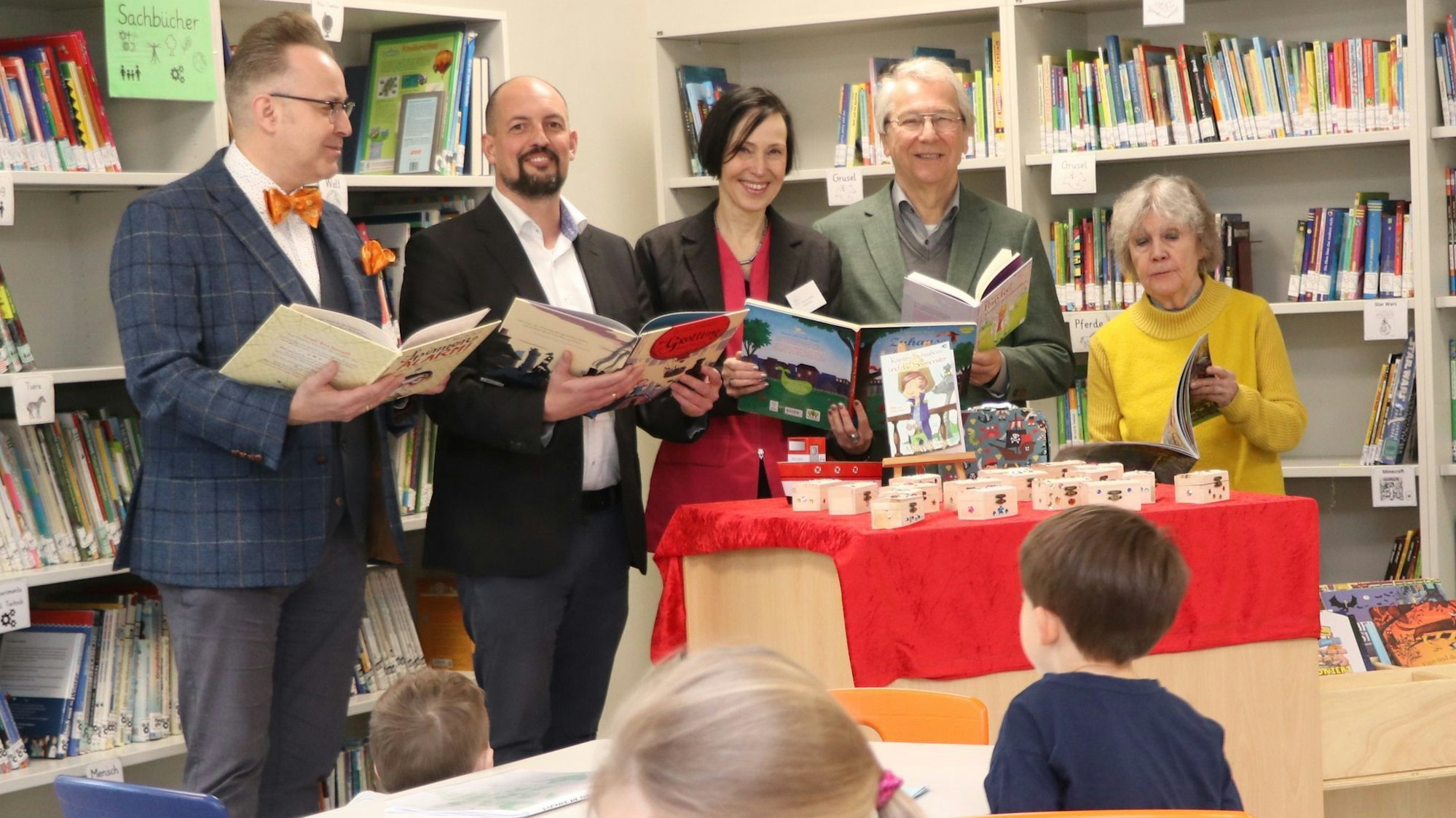 Auf dem Bild ist die Schulleiterin mit Gästen zu sehen.