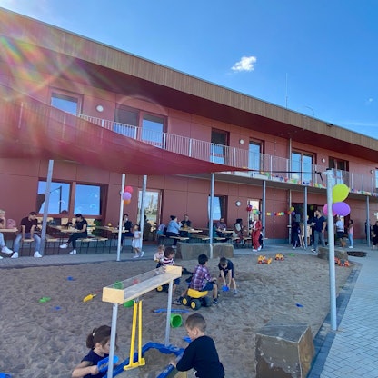 Auf dem Foto ist die Kita am Josef-Kluth-Weg in Wesseling-Urfeld zu sehen.