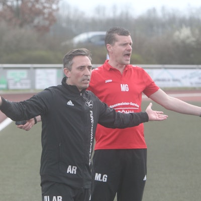 Standen gegen den TuS Mondorf II bei RW Hütte an der Seitenlinie: Amadeo Roig Y Lopera (l.) und Marcel Grooters.