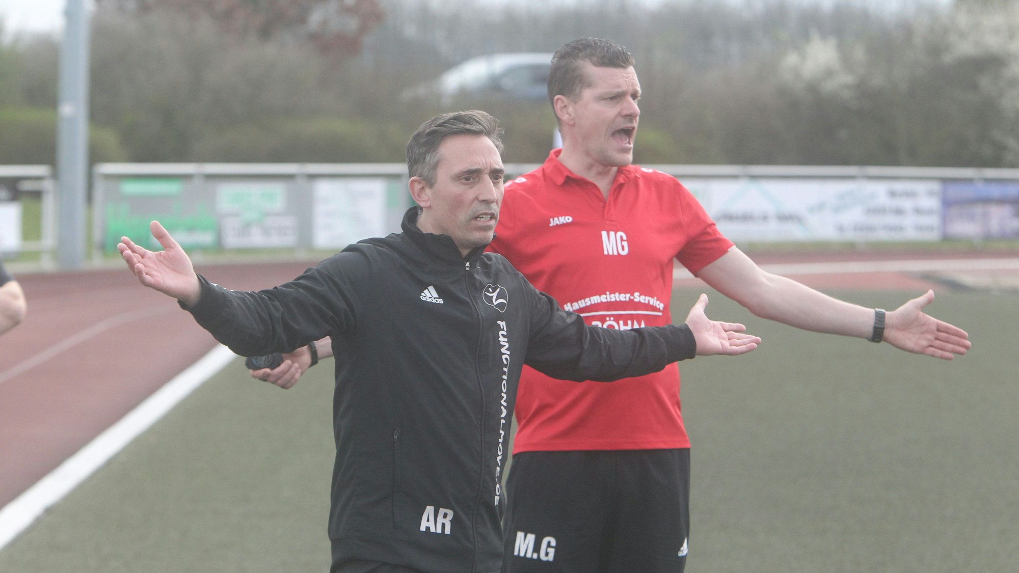 Standen gegen den TuS Mondorf II bei RW Hütte an der Seitenlinie: Amadeo Roig Y Lopera (l.) und Marcel Grooters.