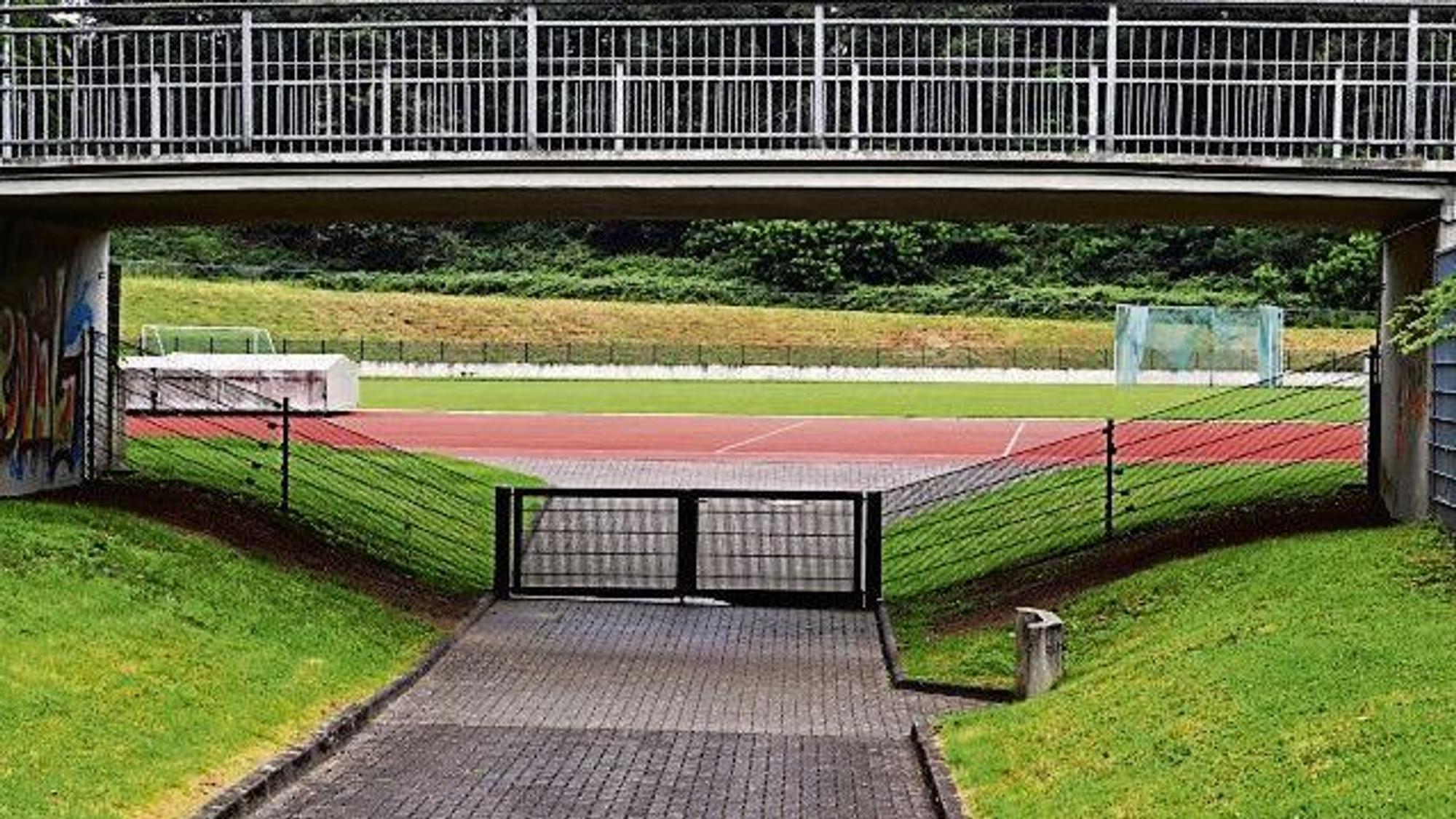 Auf dem Bild ist ein Sportplatz zu sehn