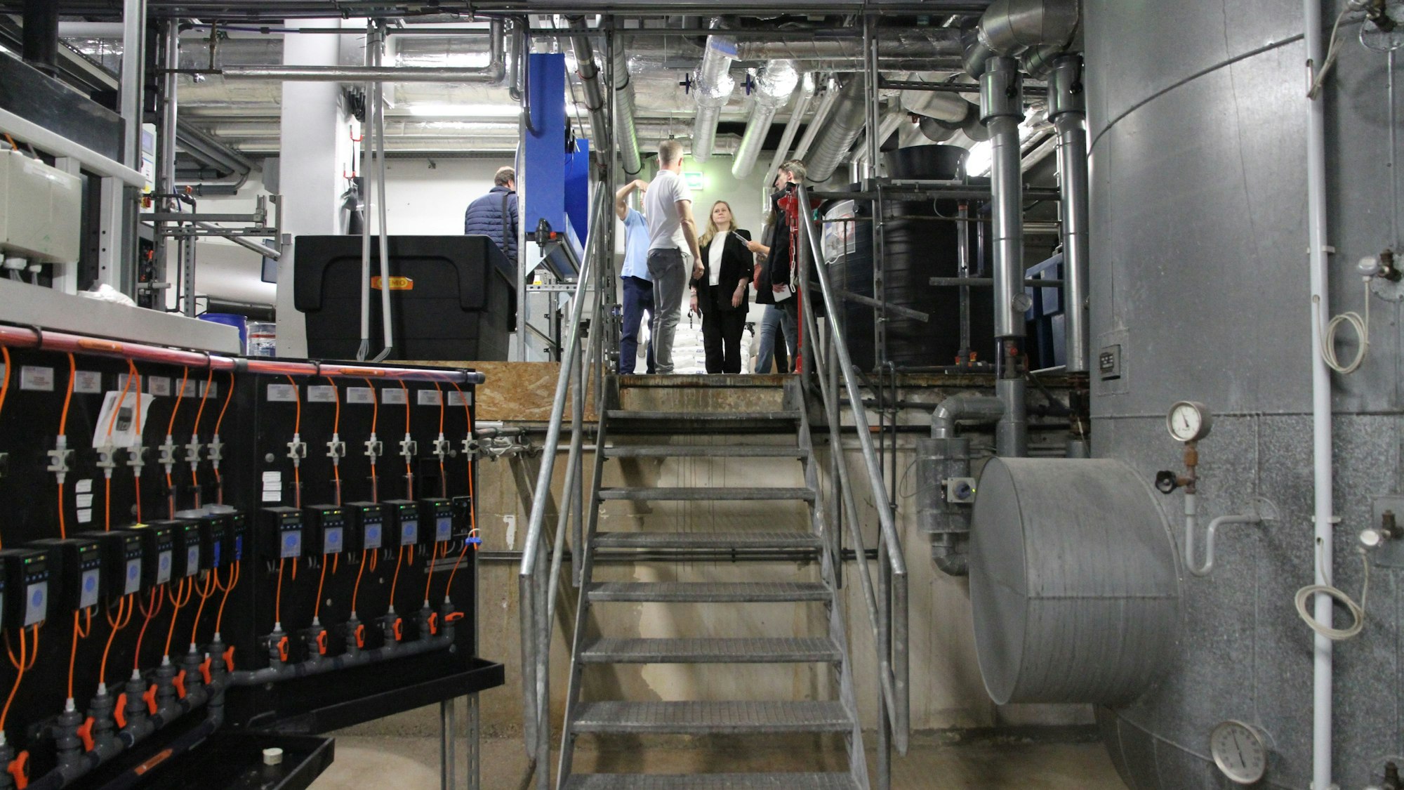 Regeltechnik und Tanks unter einem Schwimmbad