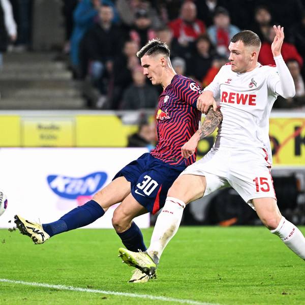 Benjamin Sesko (links) kommt vor Kölns Luca Kilian zum Abschluss