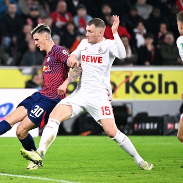 Benjamin Sesko (links) kommt vor Kölns Luca Kilian zum Abschluss