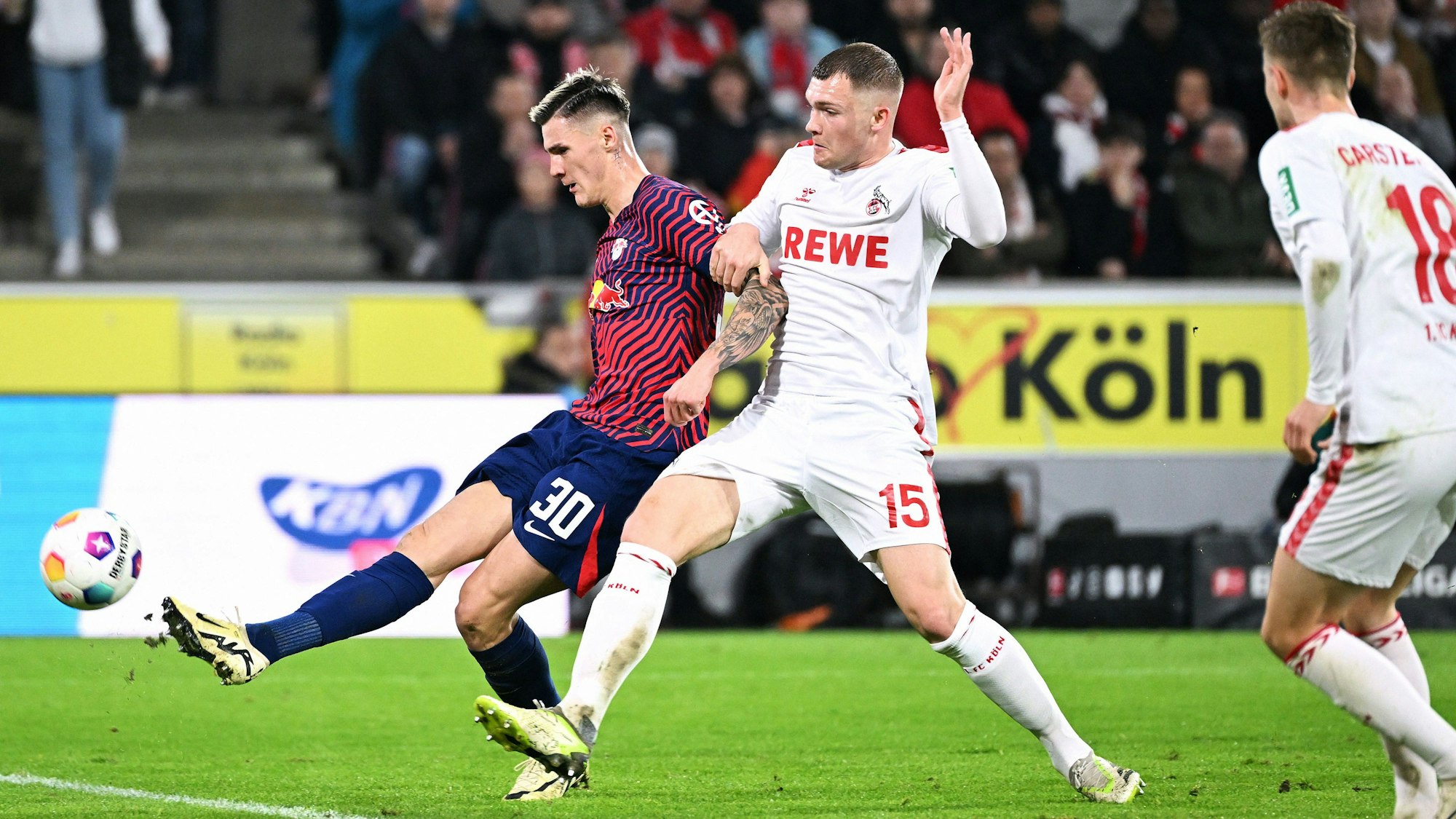 Benjamin Sesko (links) kommt vor Kölns Luca Kilian zum Abschluss