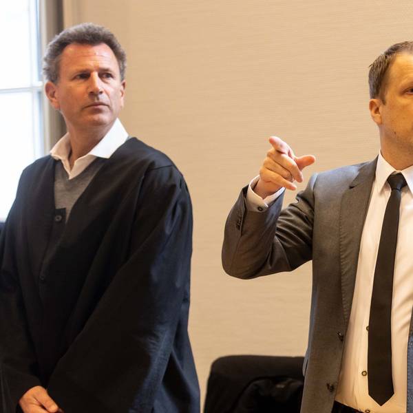 Oliver Pocher (M) steht im Amtsgericht zwischen seinen Anwälten Andreas Thiel und Patricia Cronemeyer.