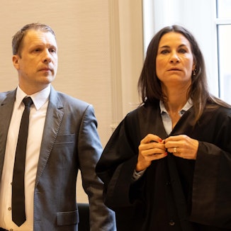 Oliver Pocher (M) steht im Amtsgericht zwischen seinen Anwälten Andreas Thiel und Patricia Cronemeyer.