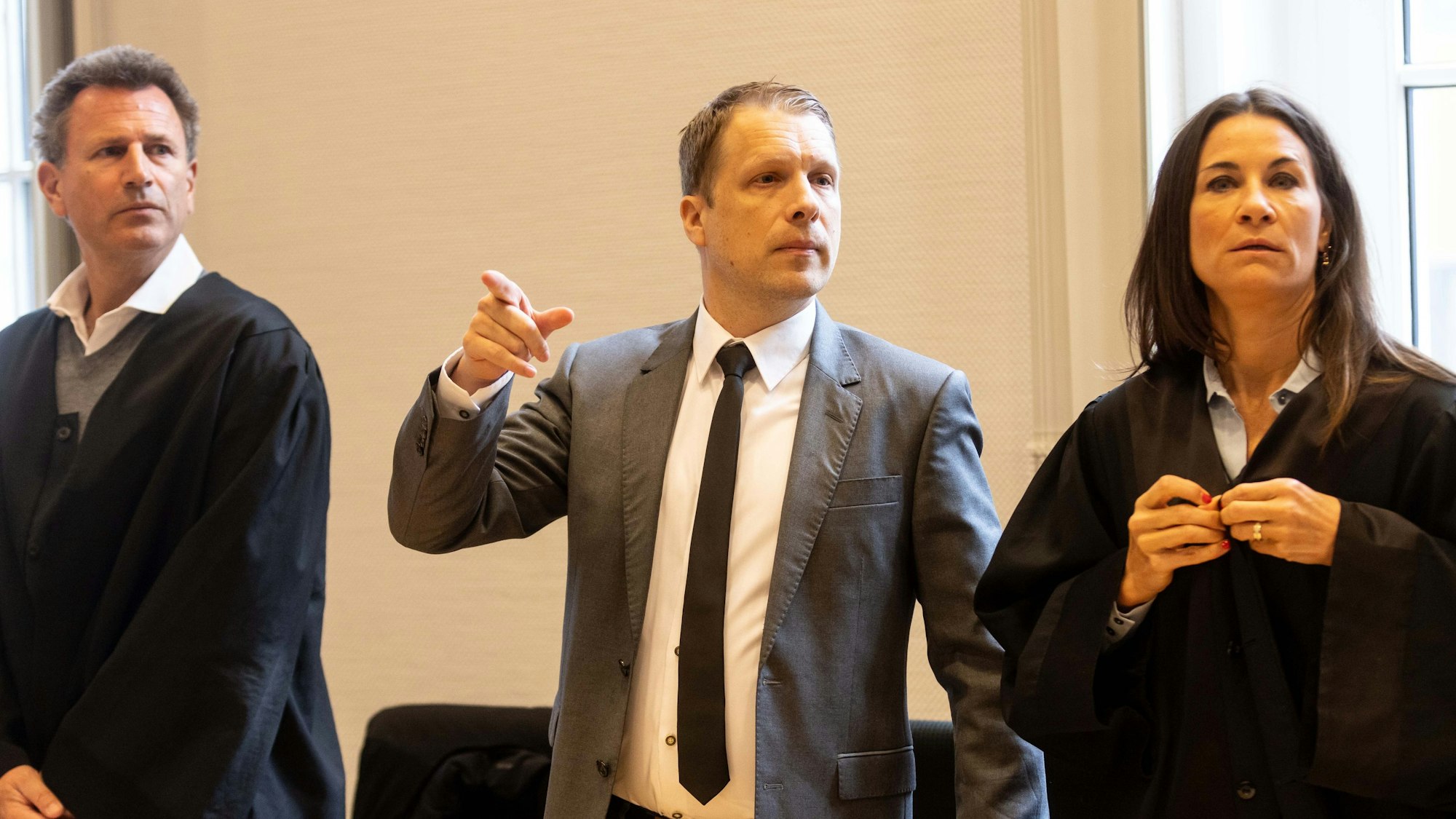 Oliver Pocher (M) steht im Amtsgericht zwischen seinen Anwälten Andreas Thiel und Patricia Cronemeyer.