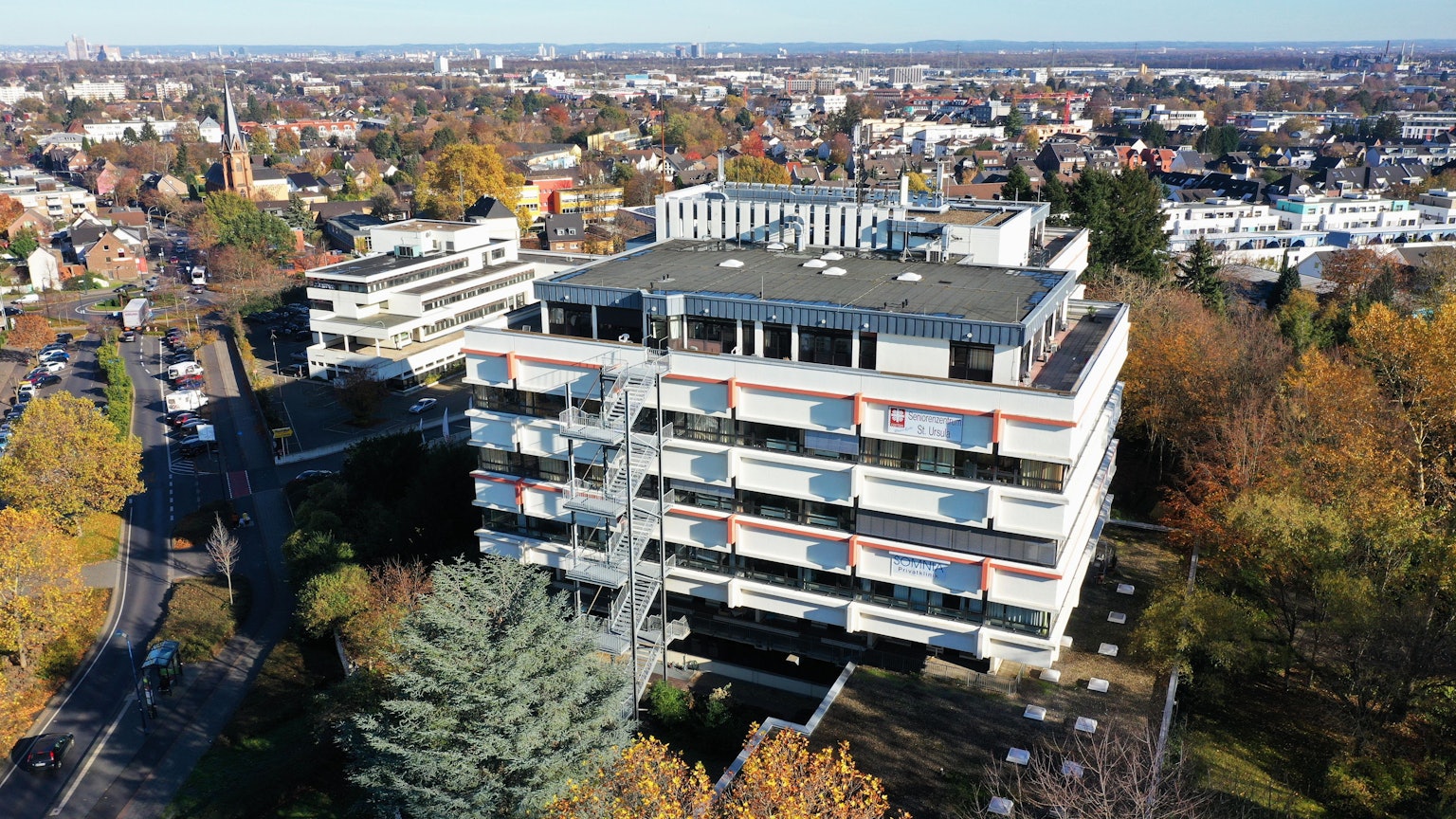 Das Luftbild zeigt das alte Kreishaus Hermülheim. Darin ist das Caritas Seniorenzentrum St. Ursula untergebracht.