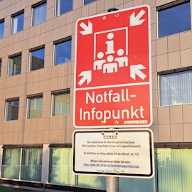 Ein Notfall-Infopunkt-Schild steht vor dem kreishaus in Bergisch Gladbach-Heidkamp.