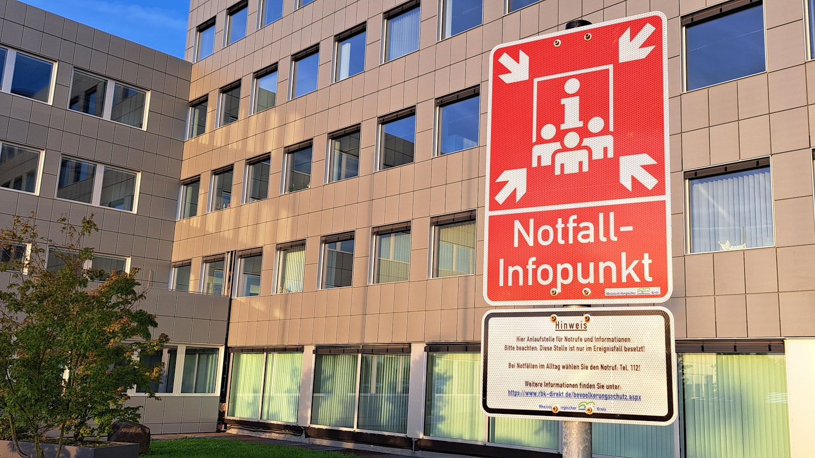 Ein Notfall-Infopunkt-Schild steht vor dem kreishaus in Bergisch Gladbach-Heidkamp.
