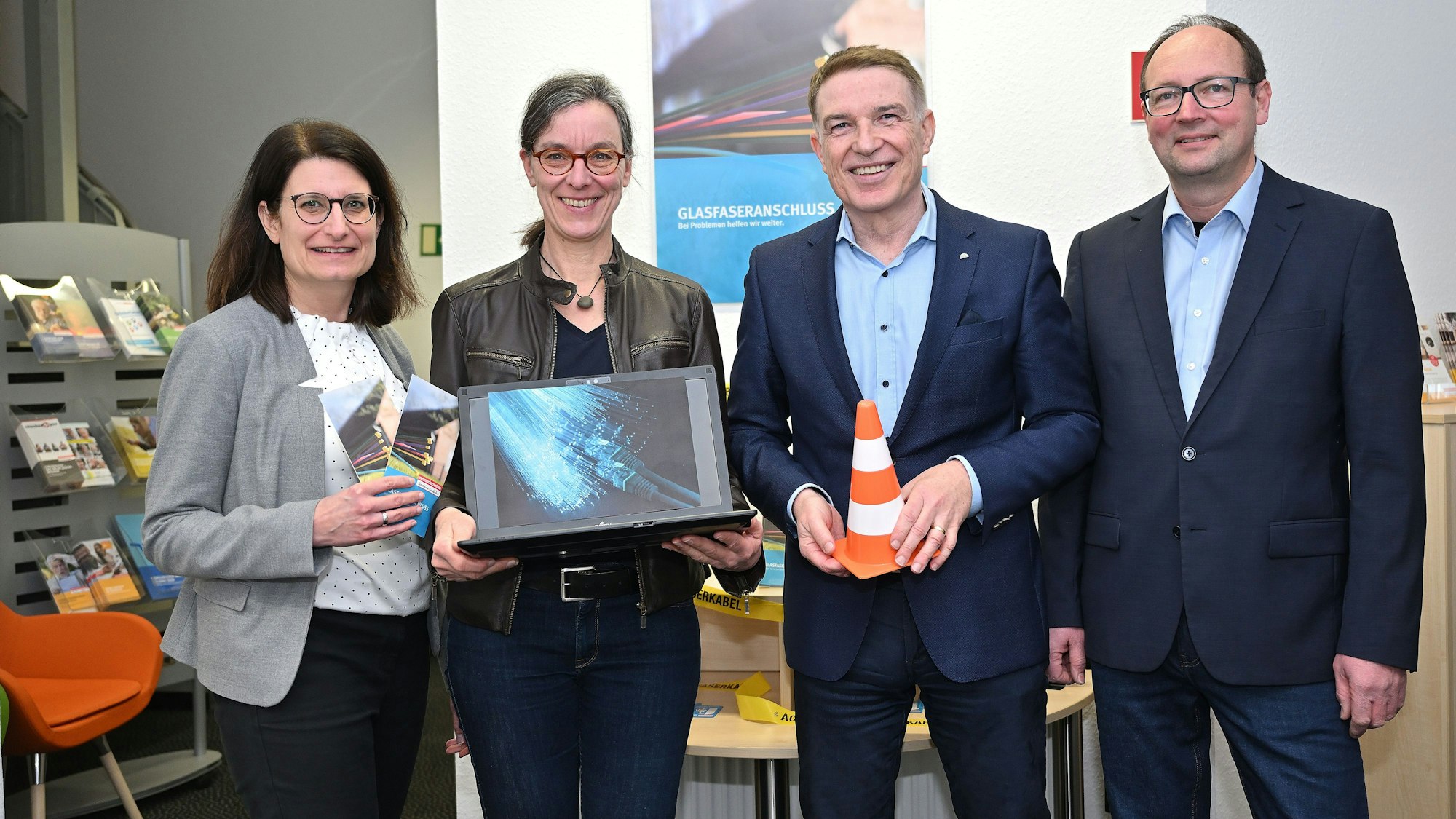 Stefanie Vogt, Brigitte Becker, Dr. Erik Werdel und Marco Andres-
Gilles stehen nebeneinander.