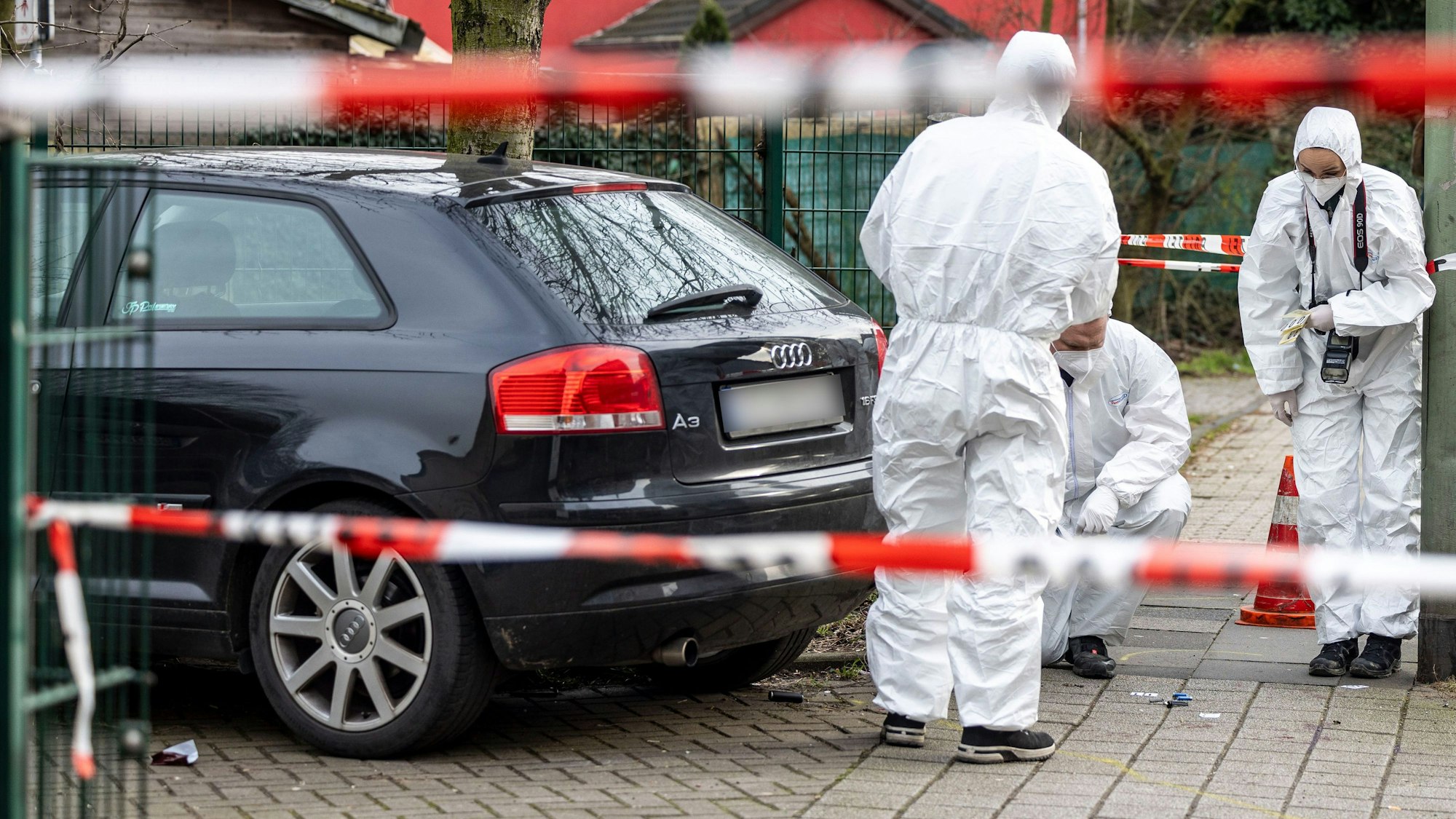 ARCHIV - 28.02.2024, Nordrhein-Westfalen, Duisburg: Beamte der Spurensicherung stehen am Tatort des Angriffs auf zwei Kinder, einige Meter von einer Schule entfernt. Auf einem kleinen Parkplatz hat die Polizei Flatterband gespannt und alles abgesperrt. (zu dpa: «Messerangreifer von Duisburg soll Mord angekündigt haben») Foto: Christoph Reichwein/dpa +++ dpa-Bildfunk +++