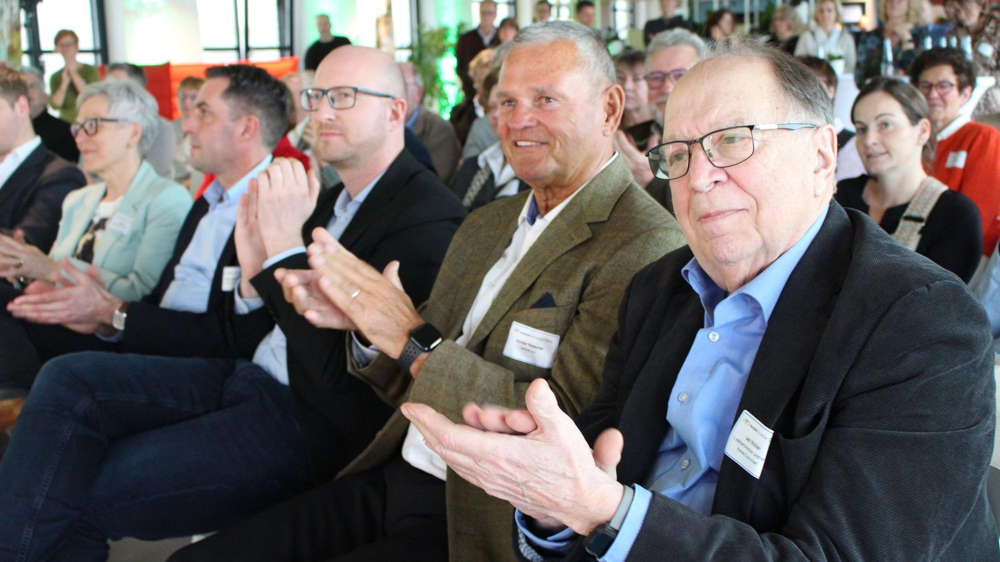 Günter Rosenke sitzt in der ersten Reihe und applaudiert.