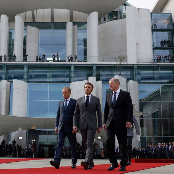 Polens Ministerpräsident Donald Tusk, Frankreichs Präsident Emmanuel Macron und Bundeskanzler Olaf Scholz (v.l.) vor dem Kanzleramt in Berlin.