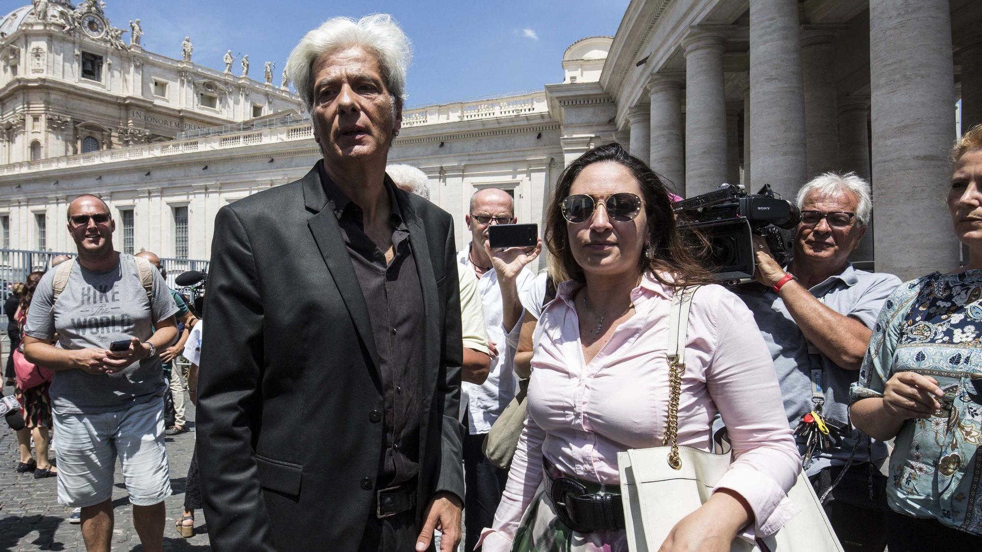 Pietro Orlandi (l), Bruder der 1983 verschwundenen Emanuela Orlandi, spricht 2019 in Rom gemeinsam mit seiner Anwältin Laura Sgro (r) mit Medienvertretern.