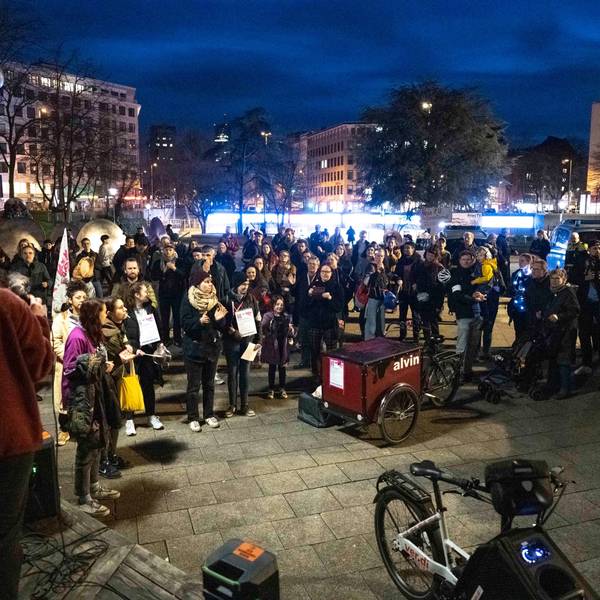 Die Demonstranten von „Donnern gegen Rechts“ stehen auf dem Ebertplatz.