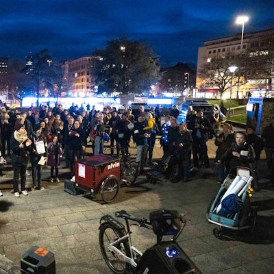 Die Demonstranten von „Donnern gegen Rechts“ stehen auf dem Ebertplatz.