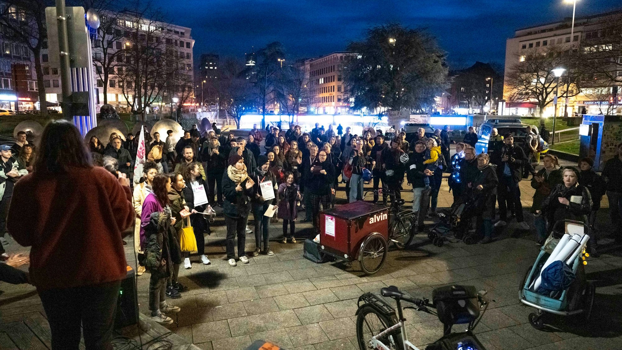 Die Demonstranten von „Donnern gegen Rechts“ stehen auf dem Ebertplatz.